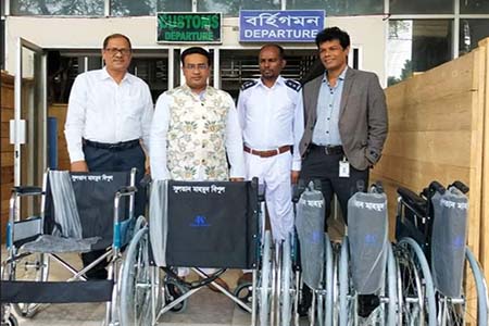 যাত্রীদের সেবায় হুইল চেয়ার উপহার