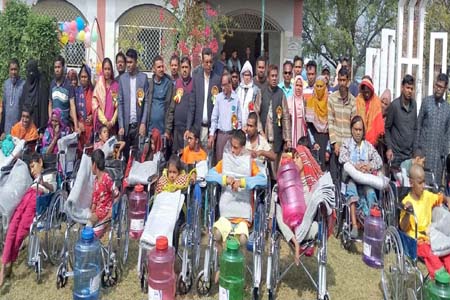 প্রতিবন্ধীদের মাঝে হুইল চেয়ার
