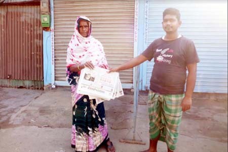 বিধবা মিরার জীবন জীবিকা চলে খবরের কাগজ বিক্রী করে