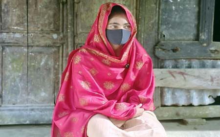 তরুনীর অনশন