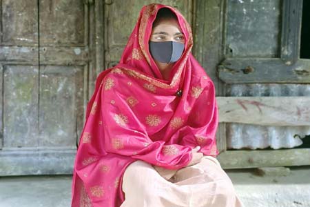 তরুনীর অনশন