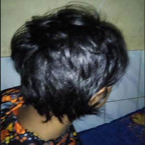 মাথায় চুল কেটে দিলেন স্বামী