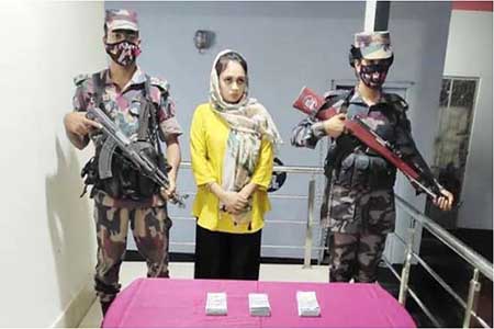 ইউএস ডলারসহ মহিলা আটক
