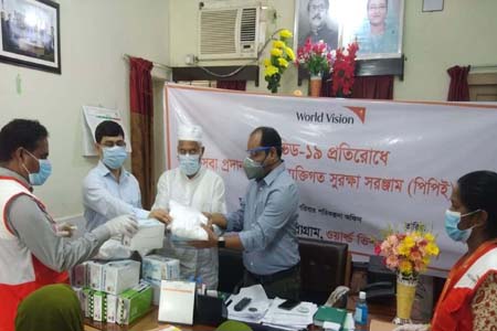 ধামইরহাটে স্বাস্থ্য কমপ্লেক্সে ওয়ার্ল্ড ভিশনের স্বাস্থ্য সুরক্ষা সামগ্রী হস্তান্তর