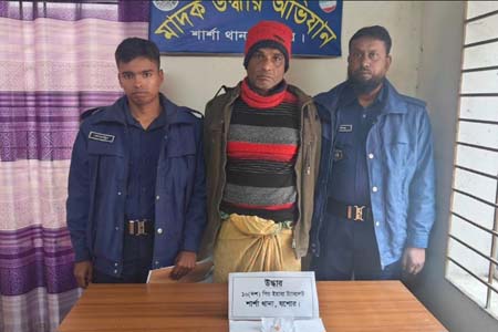 মাদক কারবারি আটক