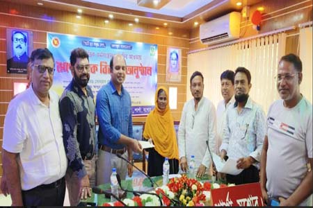 শার্শা যুব উন্নয়ন অধিদপ্তরের উদ্যোগে ঋণের চেক বিতরণ