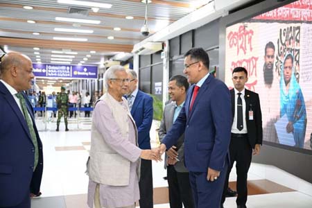 ফিরেছেন প্রধান উপদেষ্টা