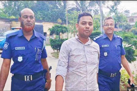 ফাসাতে গিয়ে নিজেই ফেঁসেছেন