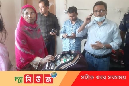 ঔষধ পাচারের সময় নারী আটক